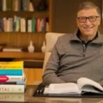 Bill Gates publica su lista de libros y series para leer y ver este verano