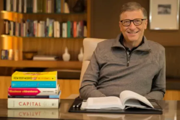 Bill Gates publica su lista de libros y series para leer y ver este verano