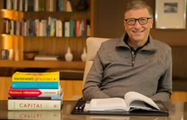 Bill Gates publica su lista de libros y series para leer y ver este verano